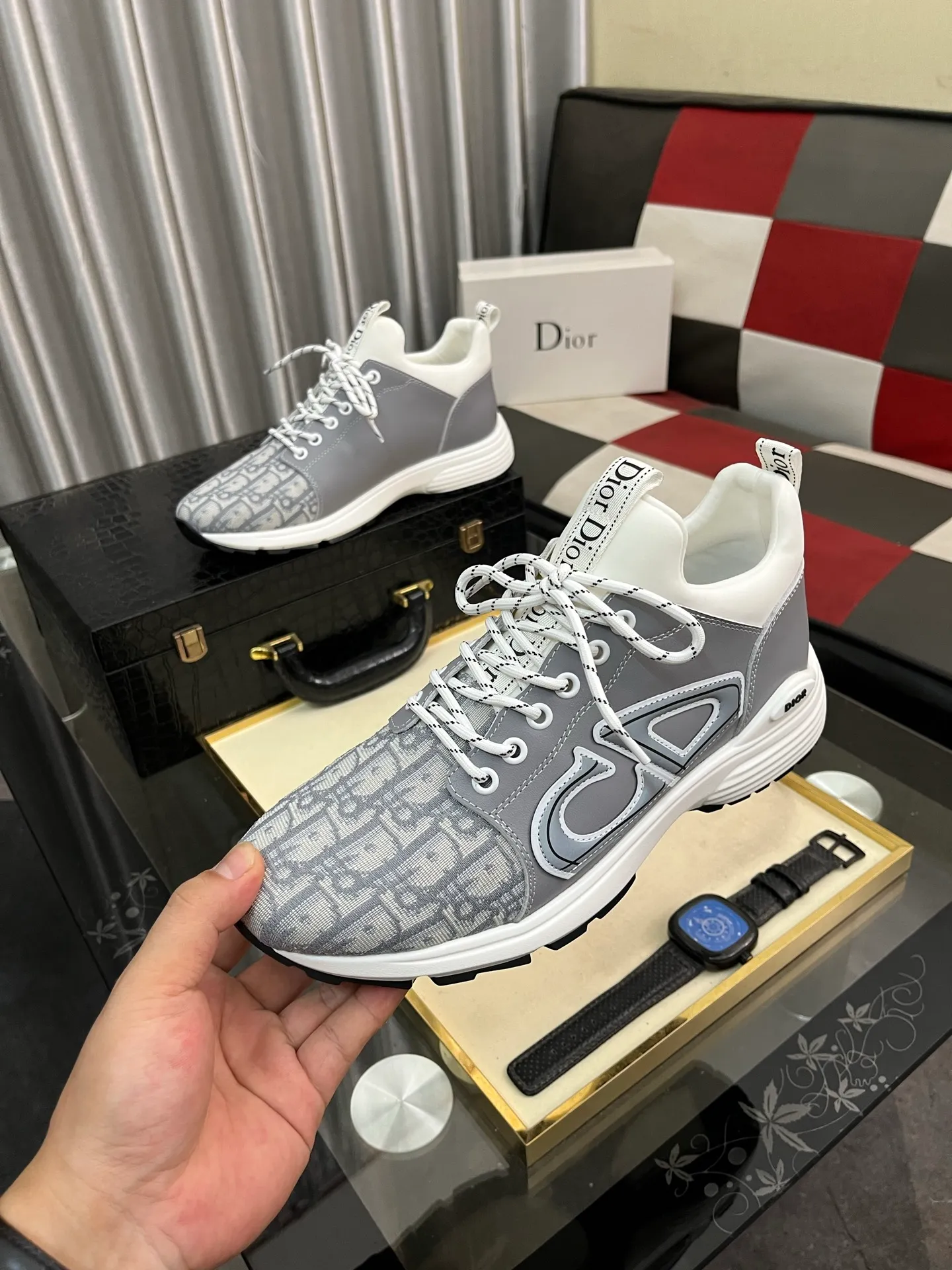 Men's clothing and shoes 💰458⌚️⌚️ Dior's casual and sporty style is combined with the elements of dad bag-soled shoes. It has successfully broken through the dad shoe style that has been on the streets in recent years and has become a beautiful landscape in luxury goods. The fabric is high mercerized with breathable mesh. The mesh on both sides of the shoe is made of three layers of composite technology. The bottom process uses package molding fabrics: imported high mercerized 🐂 cowhide stitching with original customized D-shaped mesh code number: 38-445️⃣Colors available